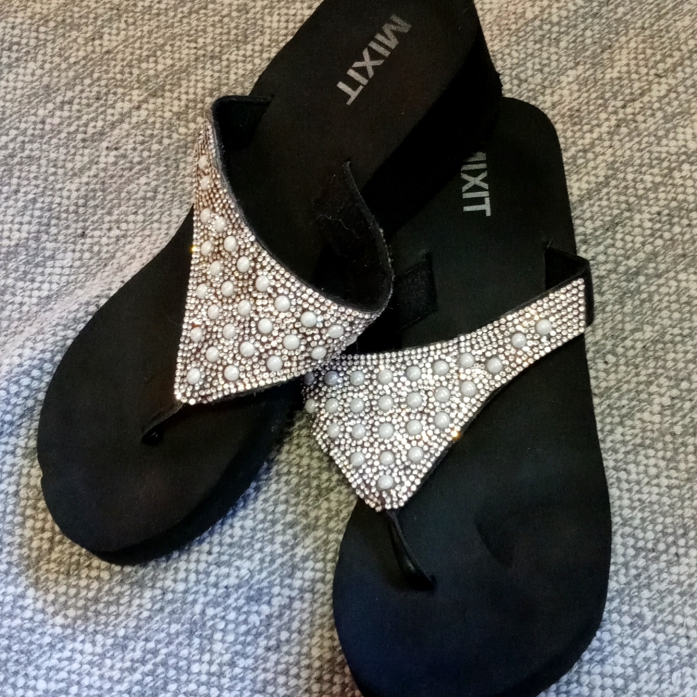 Women's sandals with rhinestones and pearls